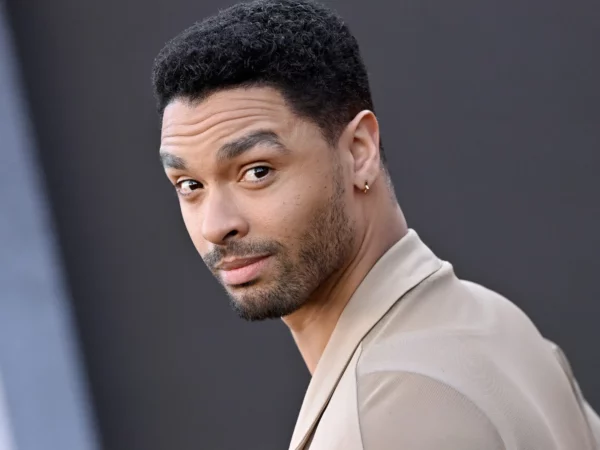 Regé-Jean Page says he regrets making the same mistake as Robert Downey Jr. in ‘Iron Man’ by agreeing to wear armor for ‘Dungeons & Dragons: ‘You’re hot all day’. 