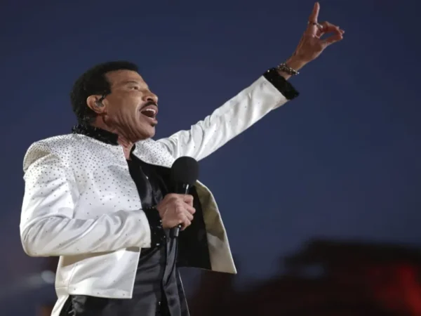 Lionel Richie and Diana Ross are coming to a stage near you