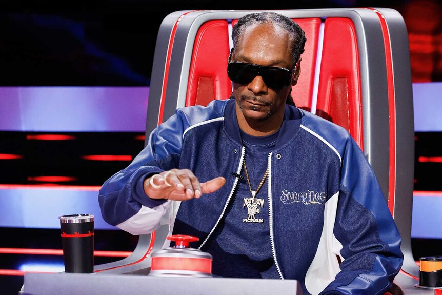 Snoop Dogg’s New Necklace For The Voice Battles Has A Personal Meaning