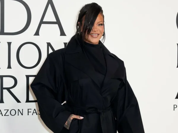 Rihanna Reacts As ‘Anti’ Becomes First Album By A Black Female Artist To Spend 500 Weeks On Billboard 200