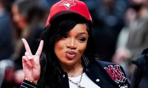 GloRilla’s ‘No Lash’ Mirror Selfie Sends ‘Delusional B*tches’ Into A Frenzy