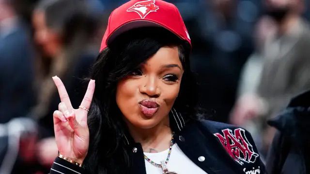 GloRilla’s ‘No Lash’ Mirror Selfie Sends ‘Delusional B*tches’ Into A Frenzy