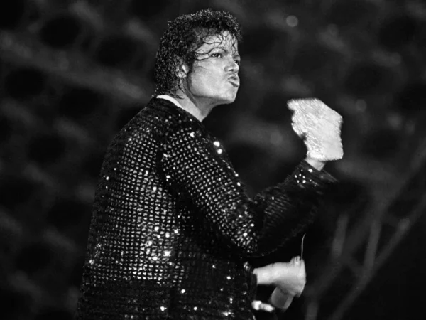 Michael Jackson’s ‘Billie Jean’ Thrills at No. 1 On Billboard Global 200
