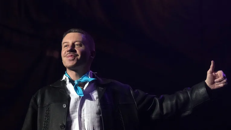Macklemore Says Robert Kraft Got Him Kicked Off Ed Sheeran Tour