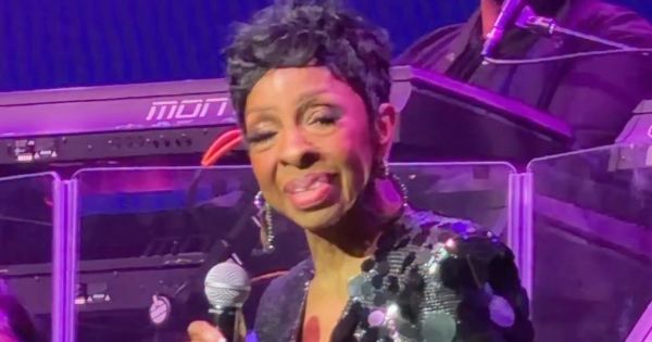 Gladys Knight Sparks Dementia Fears After Confusing Stage Appearance -Husband Breaks Silence